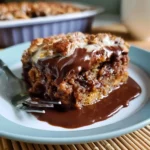 Cobbler di cioccolato tedesco con noci pecan, dolce delizioso e goloso.
