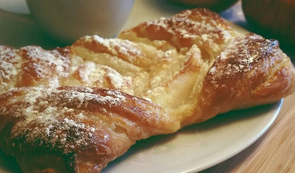 Pasta Sfoglia ripiena di mele per una colazione deliziosa