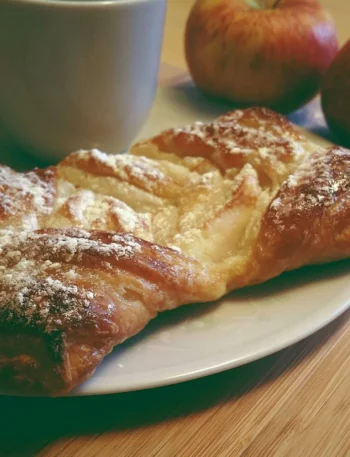 Pasta Sfoglia ripiena di mele per una colazione deliziosa