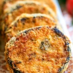 Cotolette di melanzane alla caprese servite con pomodori e mozzarella