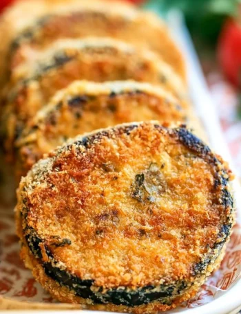 Cotolette di melanzane alla caprese servite con pomodori e mozzarella