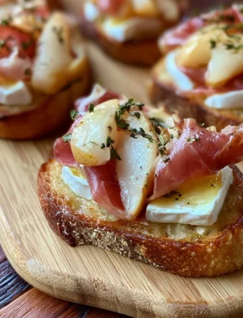 Crostini con Brie, Pere e Prosciutto Crudo serviti su un piatto elegante