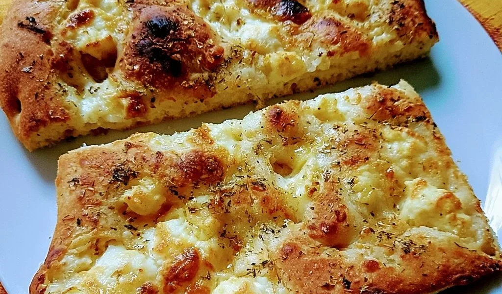 Focaccia al formaggio, soffice e fragrante, perfetta per ogni occasione.