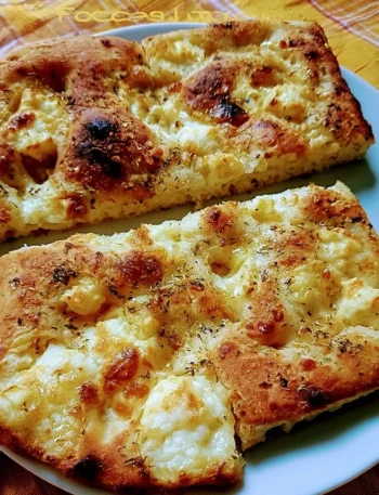Focaccia al formaggio, soffice e fragrante, perfetta per ogni occasione.