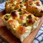 Focaccia alle Olive Morbidissima appena sfornata, dorata e all'esterno, morbida all'interno.
