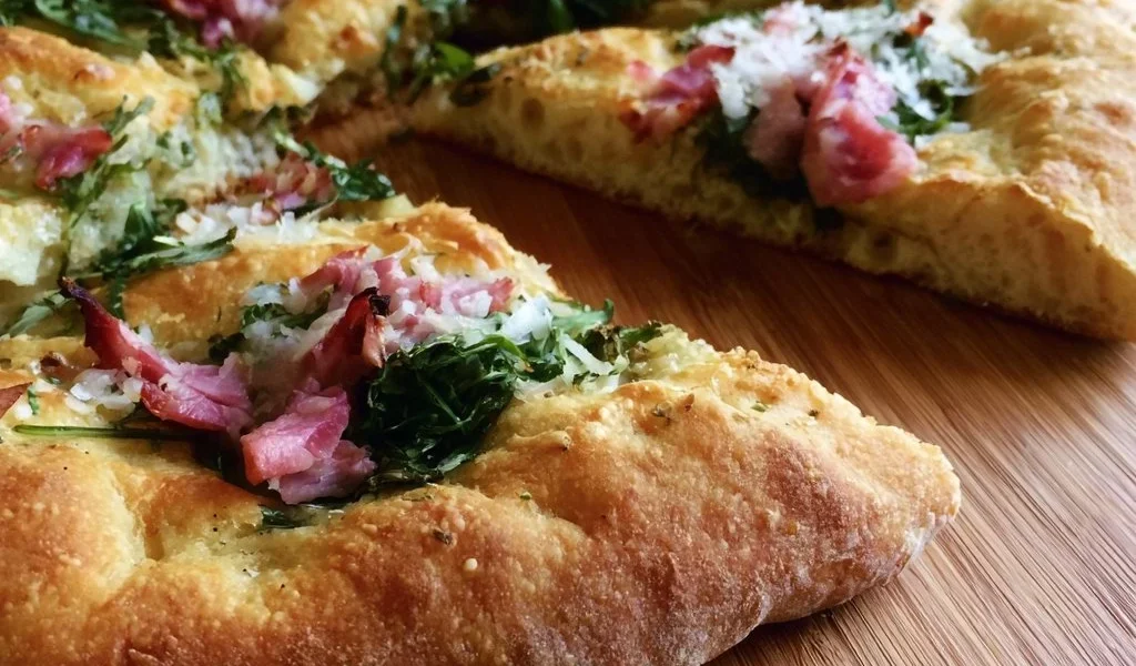 Focaccia furba con rucola e cotto fresca e deliziosa