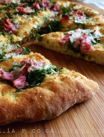 Focaccia furba con rucola e cotto fresca e deliziosa