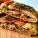 Focaccia ripiena con tonno e cipolla fresca e appetitosa