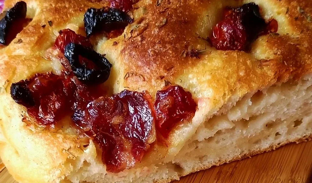 Focaccia Ripiena Salentina con ripieno gustoso di ingredienti freschi