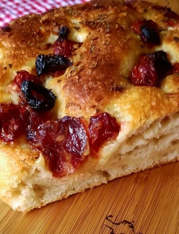 Focaccia Ripiena Salentina con ripieno gustoso di ingredienti freschi