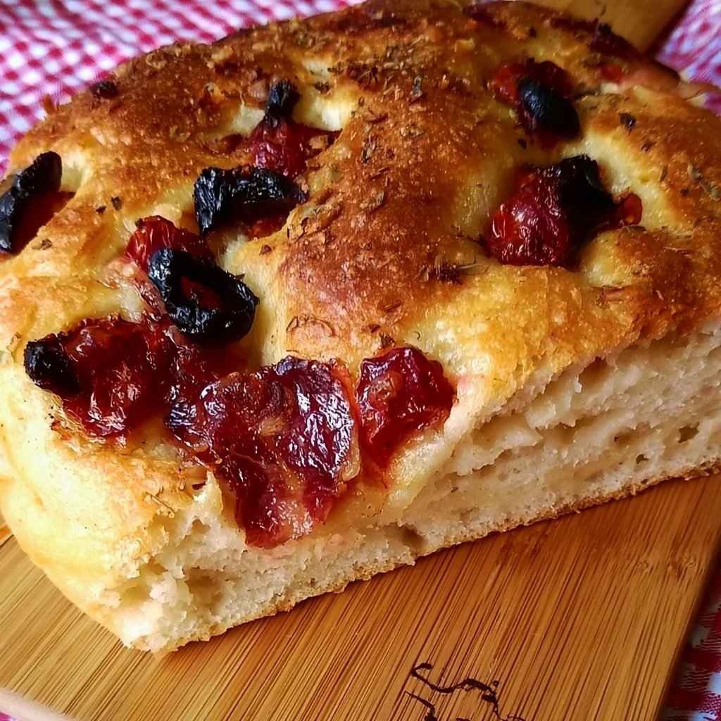 Focaccia Ripiena Salentina con ripieno gustoso di ingredienti freschi
