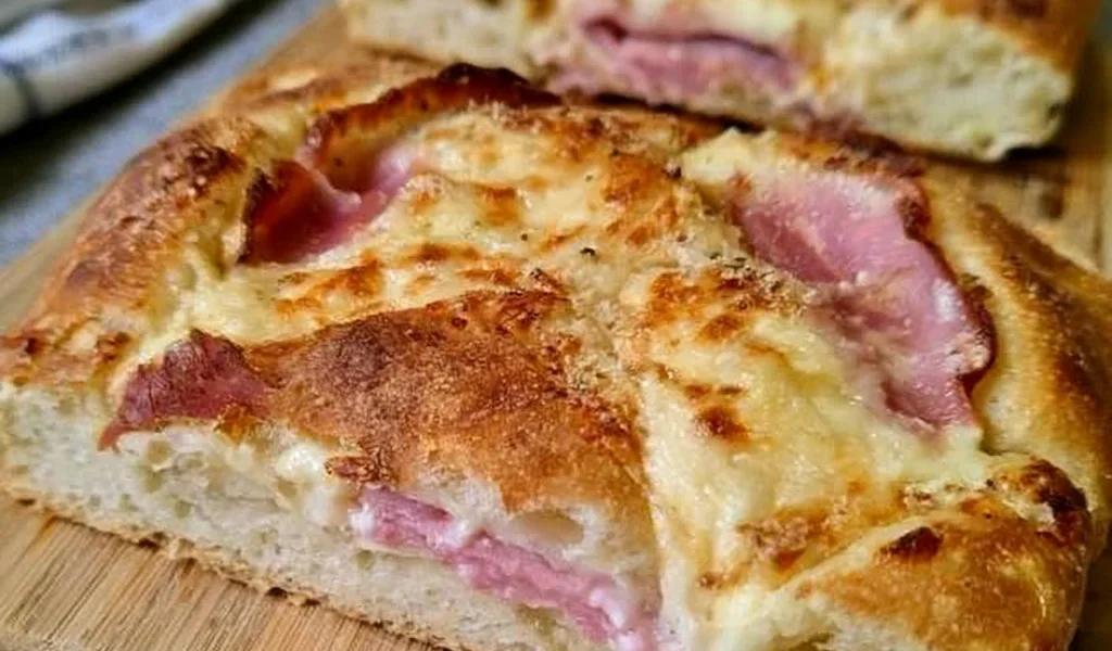 Focaccia soffice con prosciutto cotto e mozzarella fresca