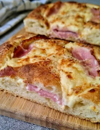 Focaccia soffice con prosciutto cotto e mozzarella fresca
