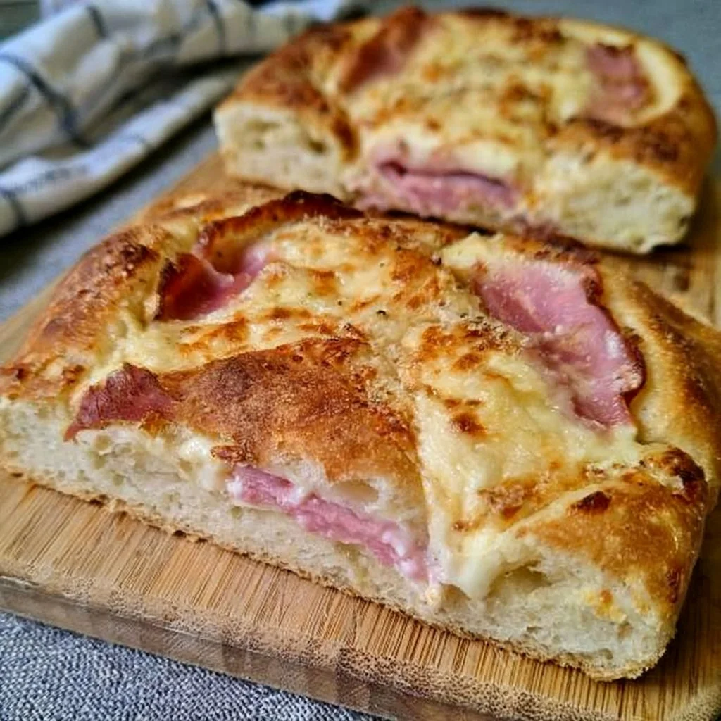 Focaccia soffice con prosciutto cotto e mozzarella fresca