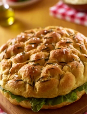 Focaccia soffice da farcire con ingredienti freschi e saporiti