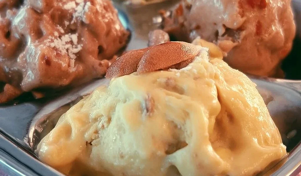 Coppa di gelato artigianale con gusti variopinti