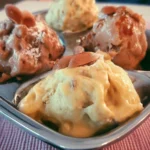 Coppa di gelato artigianale con gusti variopinti
