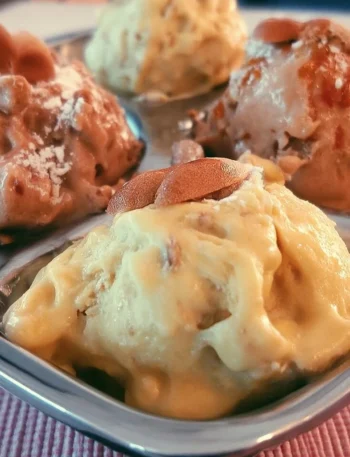 Coppa di gelato artigianale con gusti variopinti
