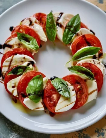 Insalata Caprese con mozzarella, pomodori e basilico fresco
