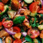 Insalata Panzanella con pomodori, cetrioli, e pane raffermo fresco