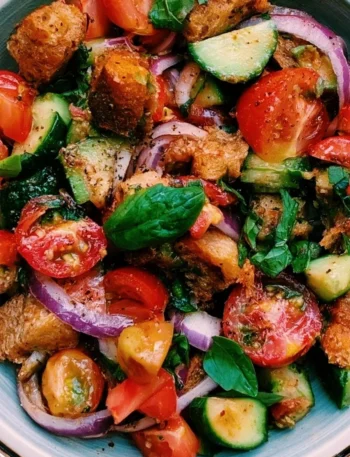 Insalata Panzanella con pomodori, cetrioli, e pane raffermo fresco