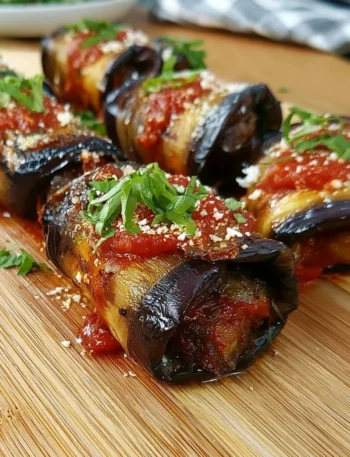 Involtini di melanzane ripieni di formaggio e erbe aromatiche