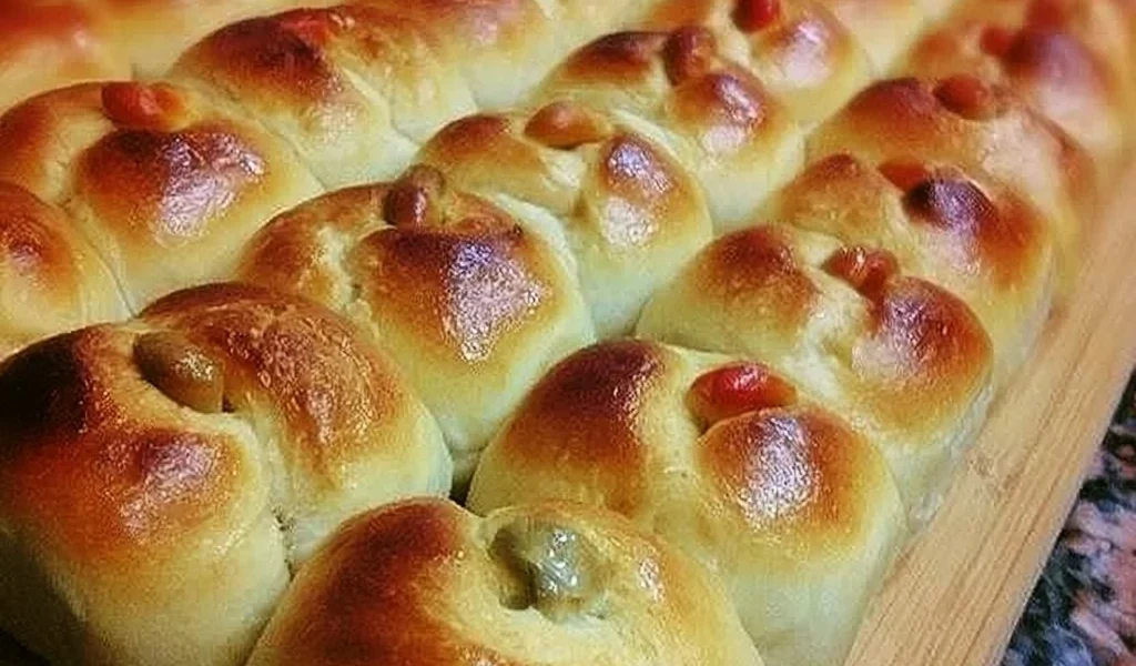 Focaccine morbidissime appena sfornate su un piatto