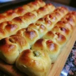 Focaccine morbidissime appena sfornate su un piatto