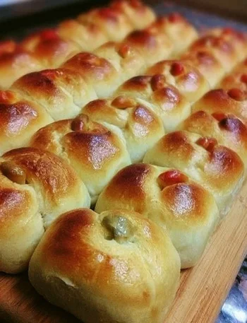 Focaccine morbidissime appena sfornate su un piatto