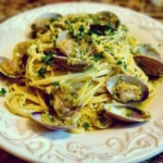 Piatto di Linguine alle Vongole fresco e appetitoso con vongole e prezzemolo