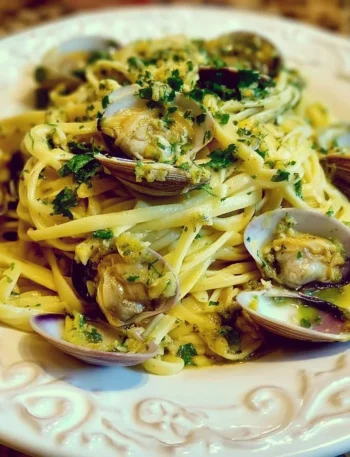 Piatto di Linguine alle Vongole fresco e appetitoso con vongole e prezzemolo