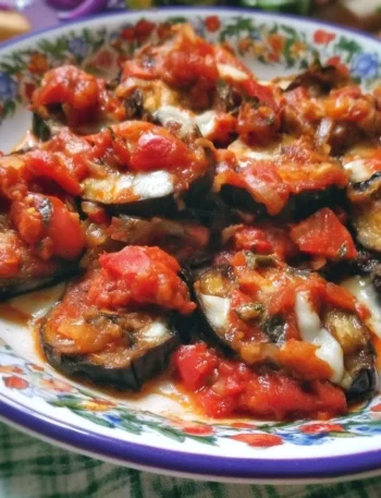 Melanzane alla pizzaiola, un piatto italiano saporito con pomodoro e spezie.