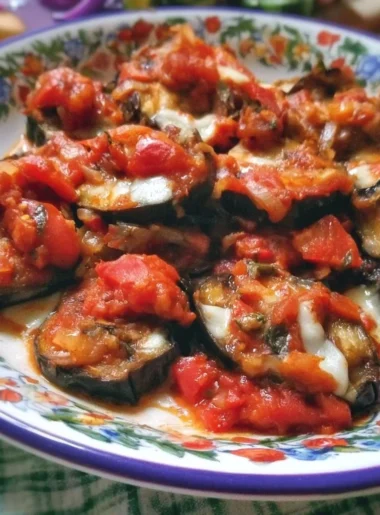 Melanzane alla pizzaiola, un piatto italiano saporito con pomodoro e spezie.