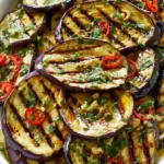 Melanzane marinate pronte da servire su un piatto colorato.