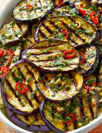 Melanzane marinate pronte da servire su un piatto colorato.