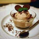 Mousse di Liquirizia cremosa e deliziosa servita in un elegante dessert.