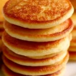 Pancake allo yogurt e mela serviti con topping di frutta fresca