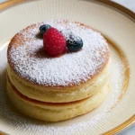 Pancake giapponesi soffici e leggeri serviti con frutta fresca