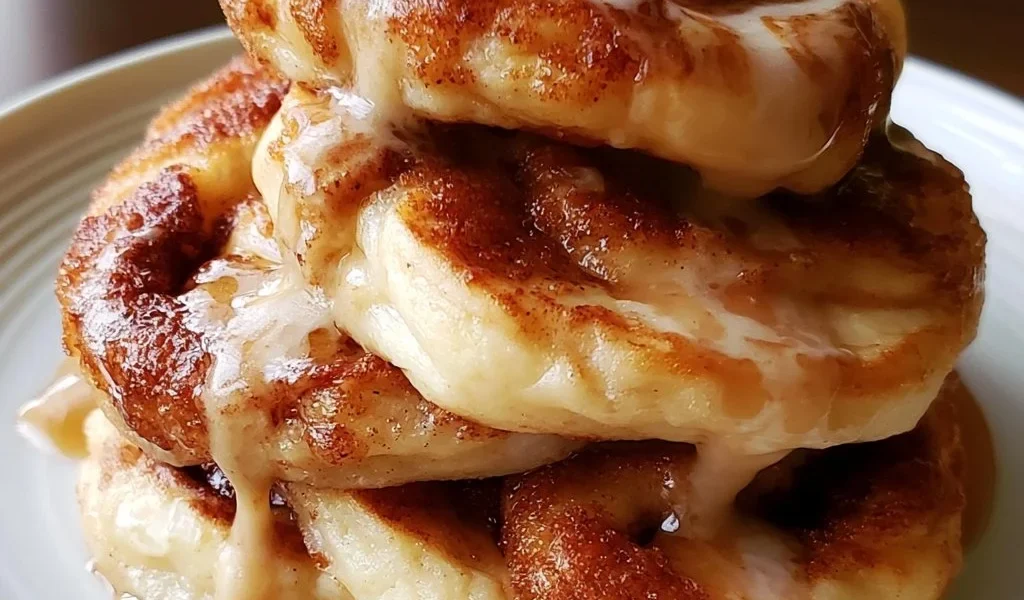 Pancake Morbidi alla Cannella a Rotolo su un piatto decorato