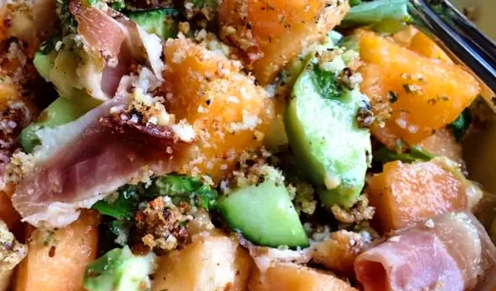 Panzanella con prosciutto e melone, un'insalata estiva colorata e gustosa
