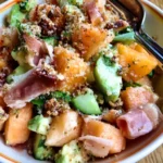 Panzanella con prosciutto e melone, un'insalata estiva colorata e gustosa