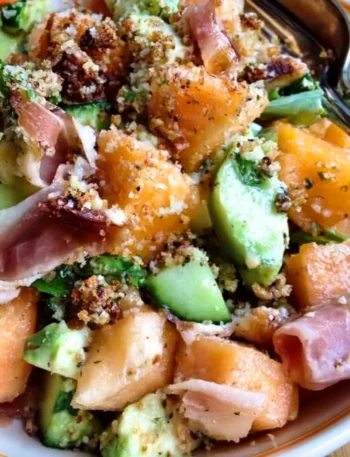 Panzanella con prosciutto e melone, un'insalata estiva colorata e gustosa