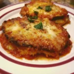 Deliziosa Parmigiana di Melanzane al forno con salsa di pomodoro e mozzarella.