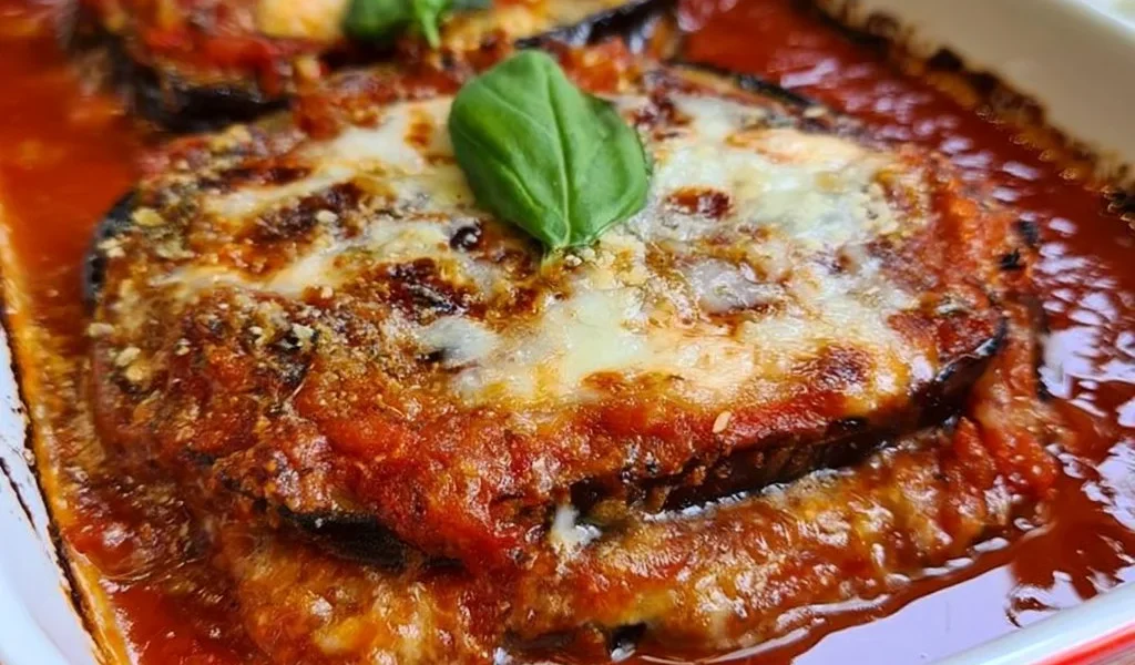 Parmigiana di Melanzane Classica - piatto tradizionale italiano con melanzane.