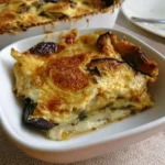 Parmigiana di melanzane in bianco con provola servita su un piatto
