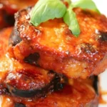 Deliziosa Parmigiana di Melanzane Monoporzioni pronta per essere servita.