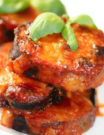 Deliziosa Parmigiana di Melanzane Monoporzioni pronta per essere servita.