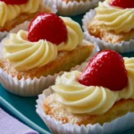 Pasticcini di Savoiardi con crema e fragole decorati