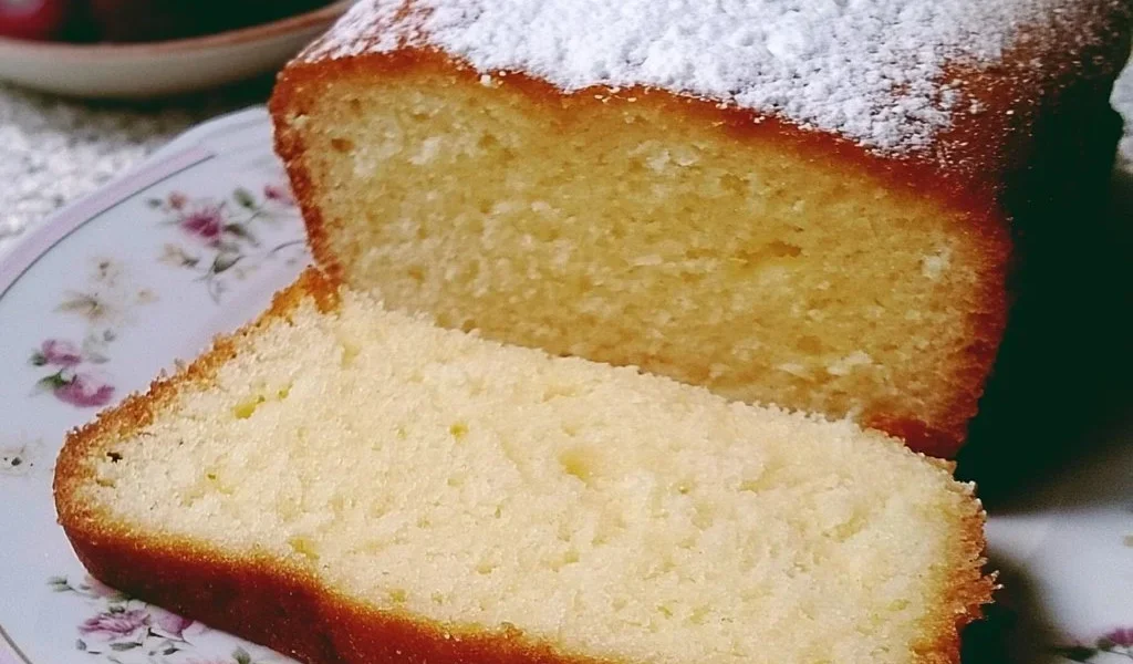 Plumcake soffice alla panna su un piatto decorato