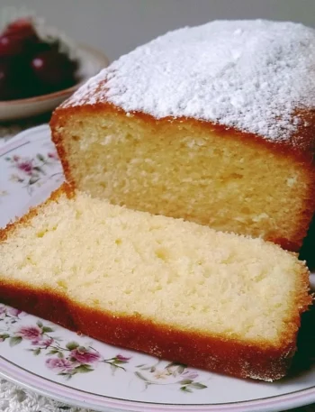 Plumcake soffice alla panna su un piatto decorato